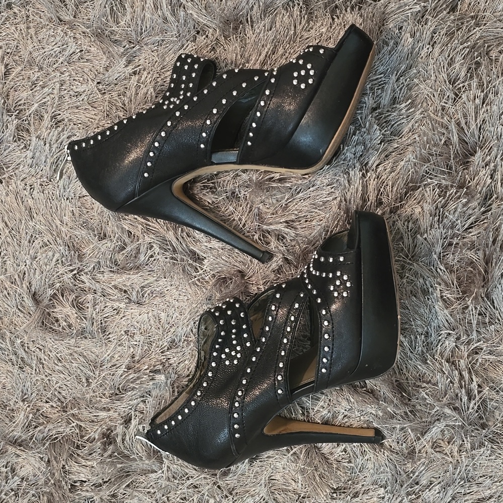 Platform Heel looking for a new home